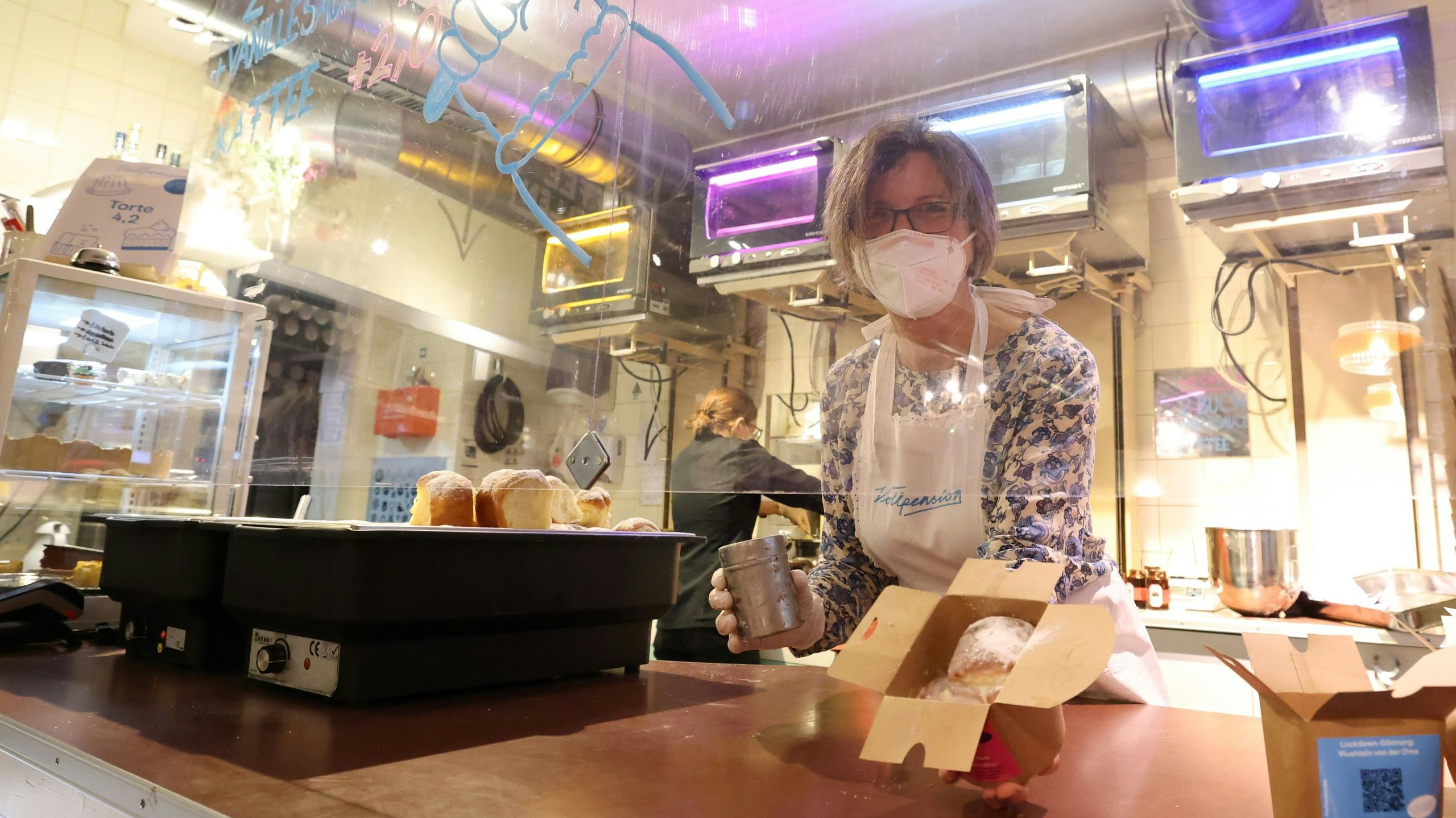 Die Buchteln á la Oma sind der Renner! Rund 1.000 Stück werden jeden Tag in der "Vollpension" in Wien-Wieden verkauft.