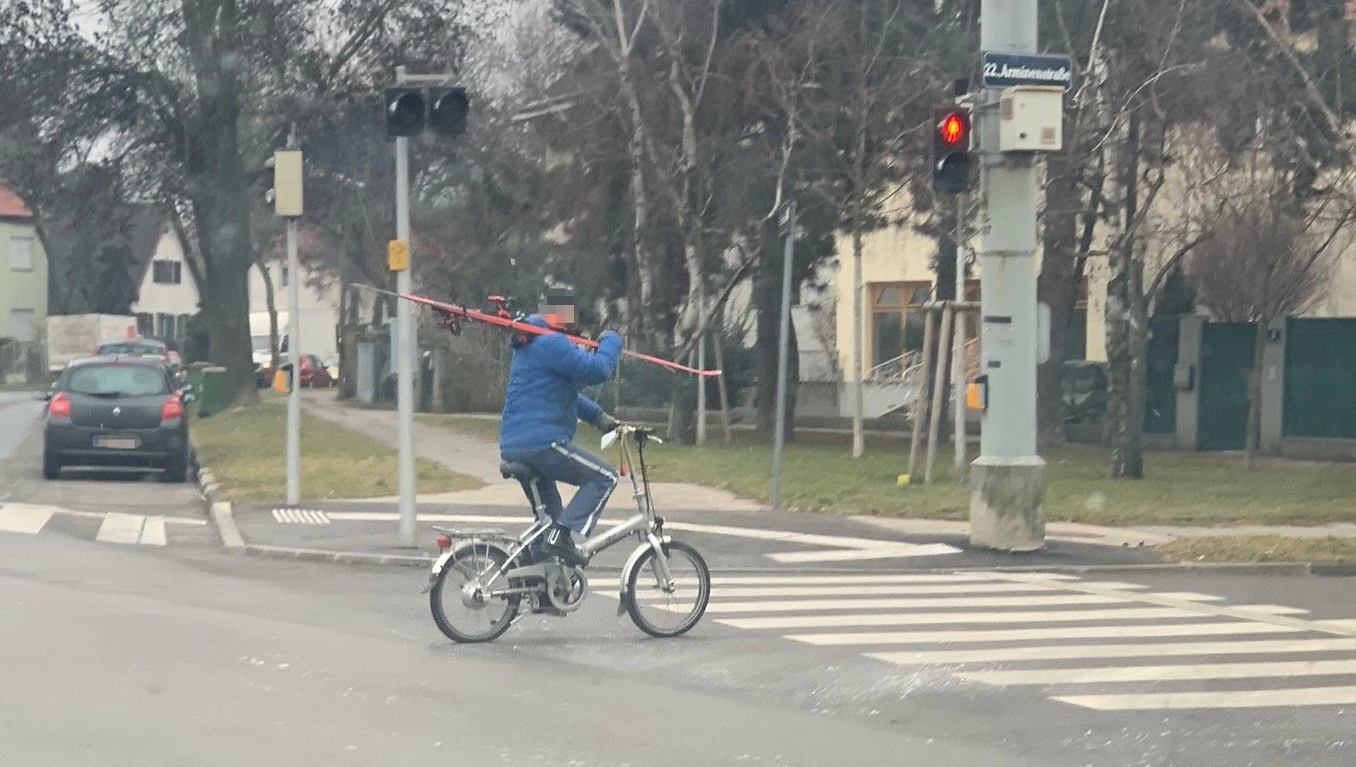 Ein Mann fuhr mit seinen Skiern durch den 22. Wiener Gemeindebezirk.