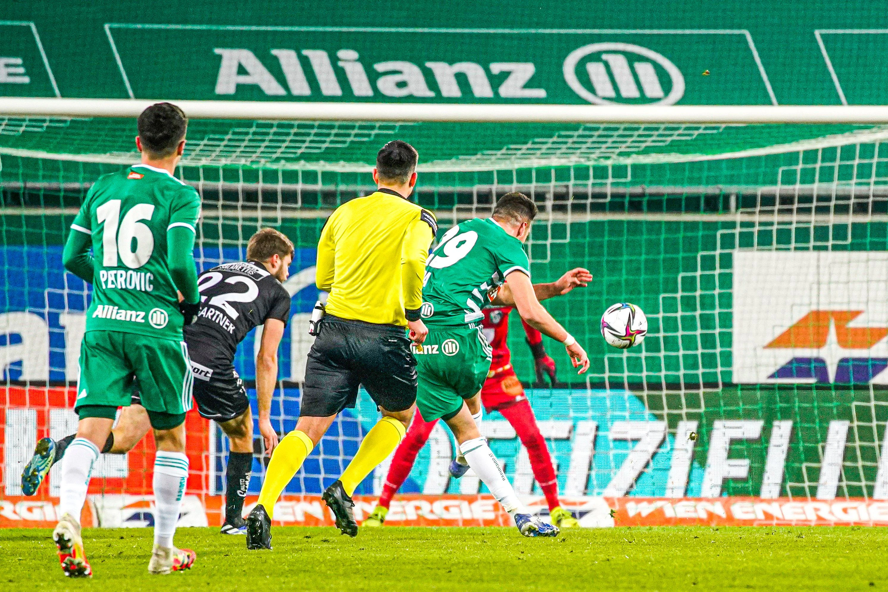 Ercan Kara schießt Rapid gegen Wolfsberg zum Sieg.