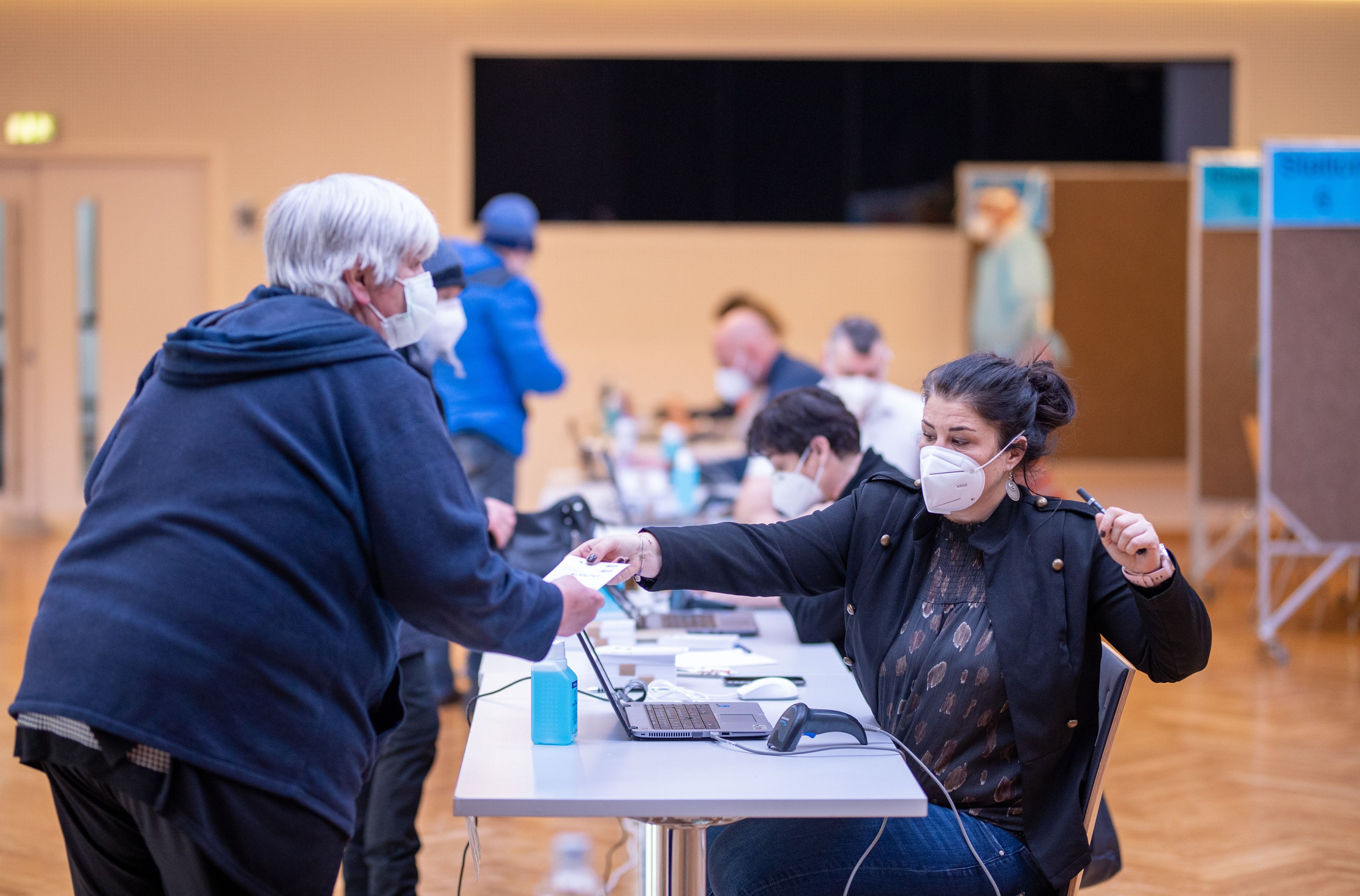 Download von www.picturedesk.com am 10.02.2021 (14:57).  ABD0072_20210115 - ST. JOHANN - ÖSTERREICH: Anmeldung zum Testabgabe während PCR-Testungen im Bezirk Kitzbühel nach Mutations-Verdachtsfällen in Jochberg am Freitag, 15.1.2021 in St. Johann in Tirol. - FOTO: APA/EXPA/JOHANN GRODER - 20210115_PD2584 - Rechteinfo: Rights Managed (RM)