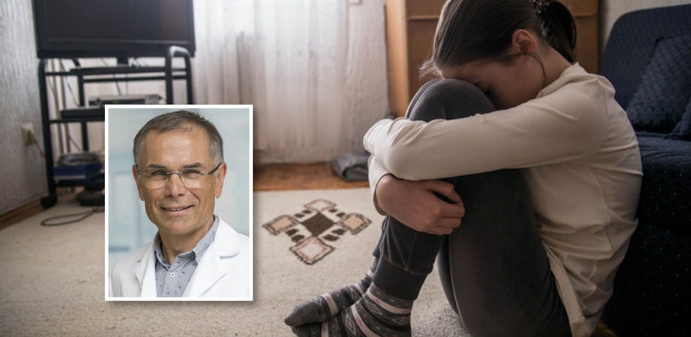 Adrian Kamper, Arzt am Klinikum Wels-Grieskirchen (links), erklärt, welches Verhalten bei Kindern und Jugendlichen bedenklich ist.