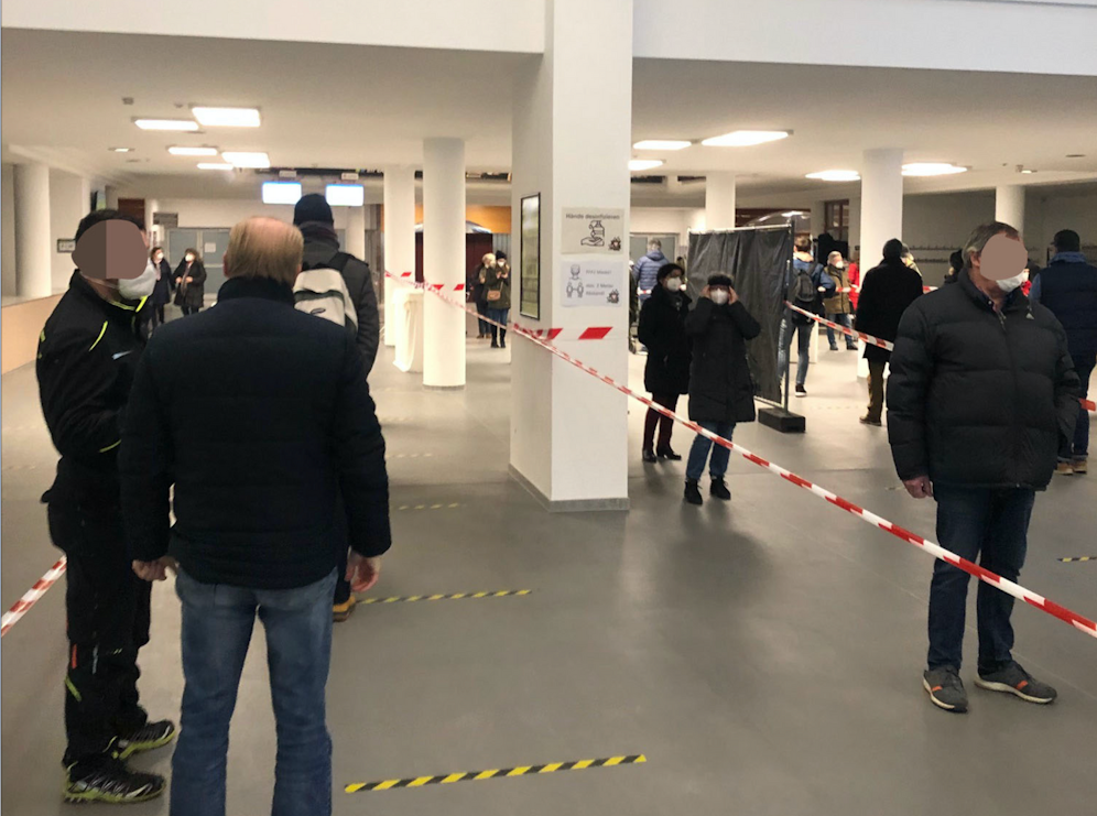 Warteschlange im VAZ St. Pölten - jetzt Teststraße, bald aber Impfstraße