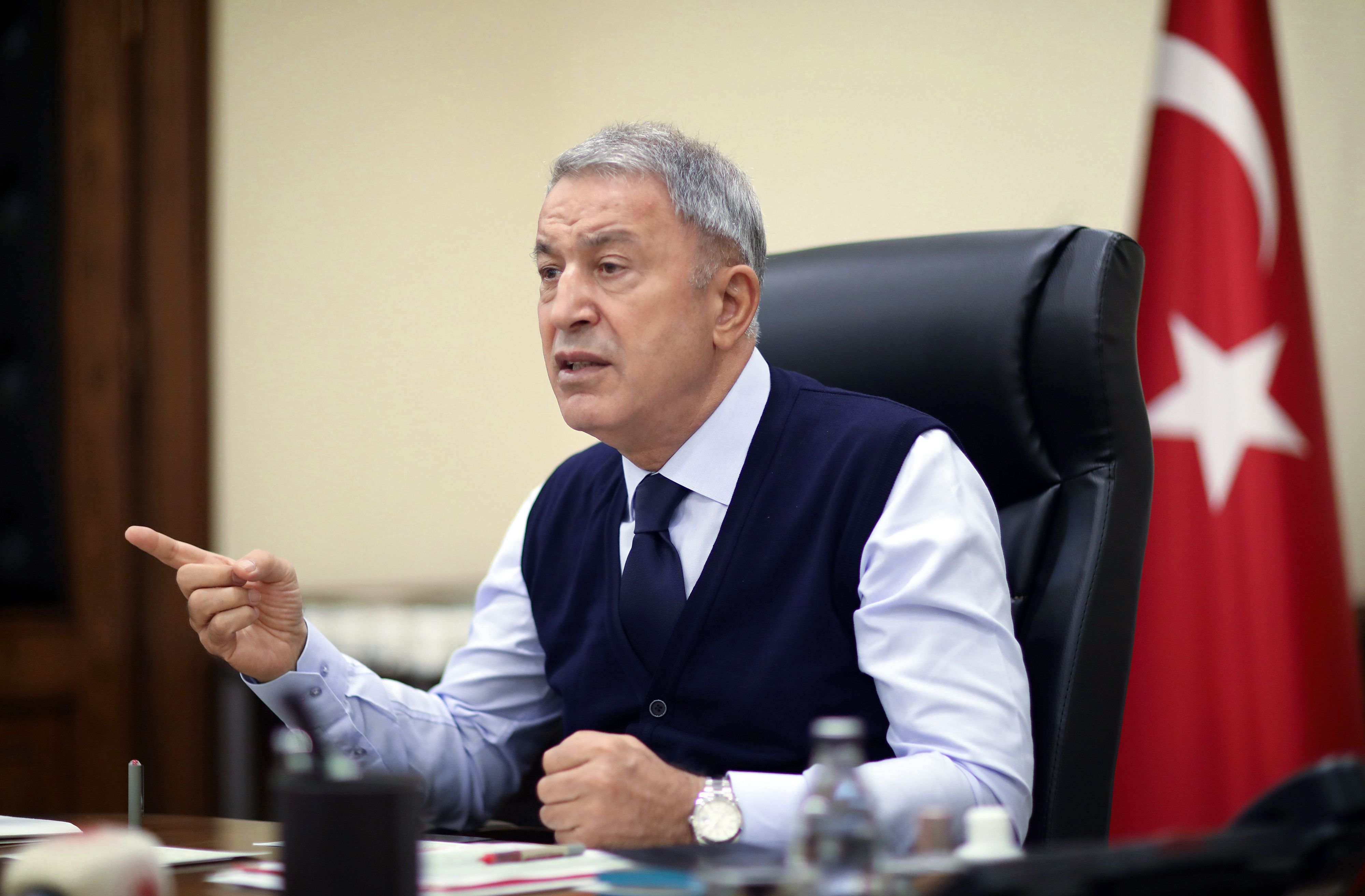 Download von www.picturedesk.com am 10.02.2021 (12:13).  Turkish National Defense Minister Hulusi Akar speaks as he chairs a teleconference call meeting with Chief of General Staff General Yasar Guler, Deputy Ministers Yunus Emre Karaosmanoglu with Alpaslan Kavaklioglu at the Turkish National Defense Ministry Building in Ankara on October 05, 2020. (Photo by Adem ALTAN / POOL / AFP) - 20201005_PD4066 - Rechteinfo: Rights Managed (RM) Nur für redaktionelle Nutzung! Werbliche Nutzung erfordert Freigabe: bitte schicken Sie uns eine Anfrage.