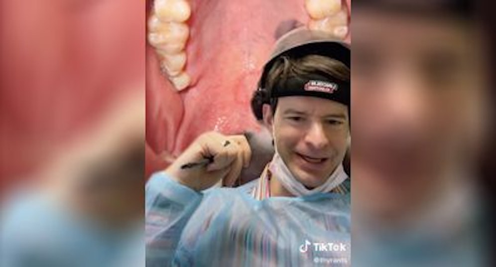 Zahnarzt @thyrants erklärt auf TikTok, woran er erkennt, ob du einen Blowjob gegeben hast.