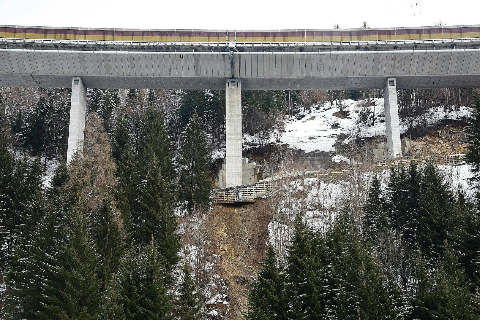 Eine Brücke der Tauernautobahn droht nach einem Murenabgang einzustürzen.