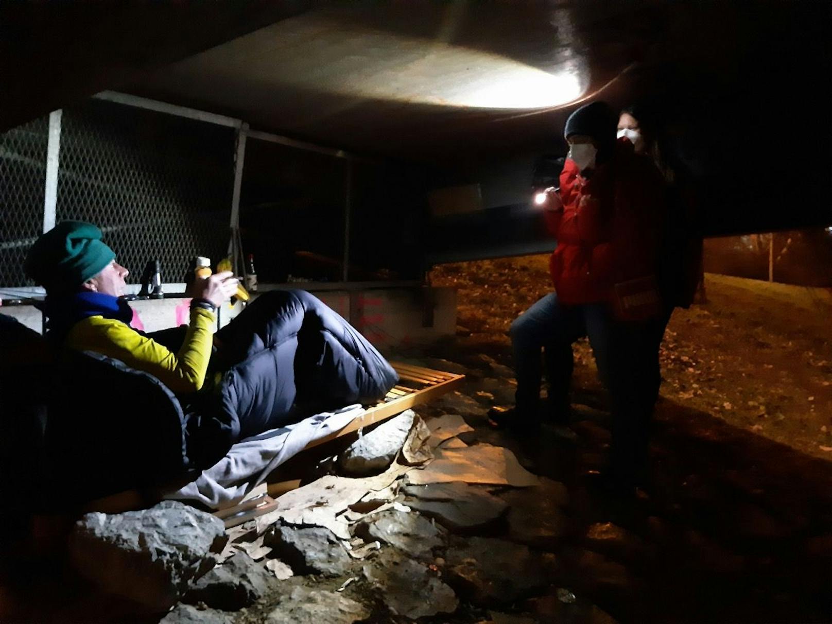 Die Streetworker der Wiener Caritas sind bei Minusgraden nun verstärkt im Einsatz, um Obdachlose vor einem Kältetod zu retten.