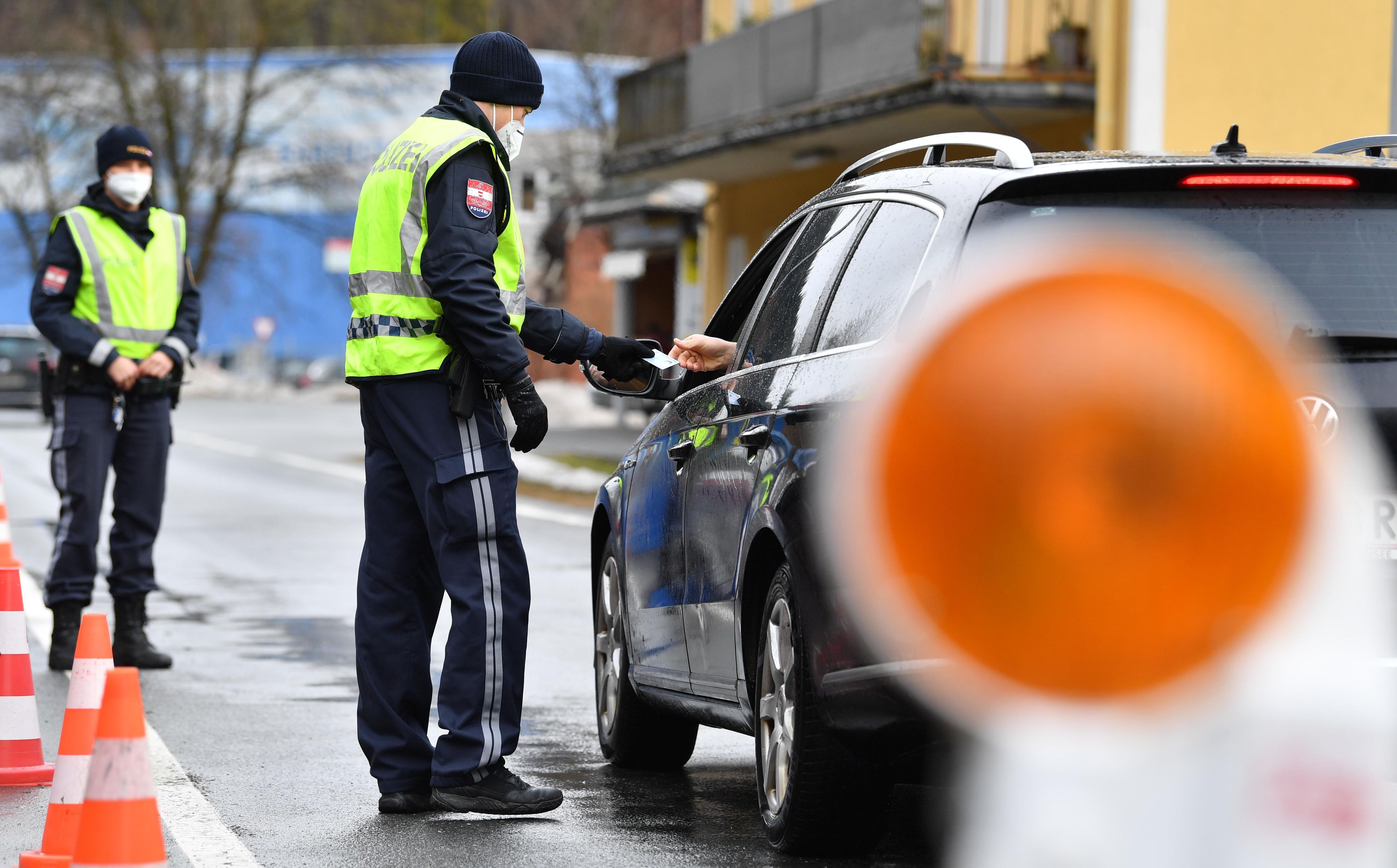 Grenzkontrolle an einem österreichischen Grenzübergang. Symbolbild
