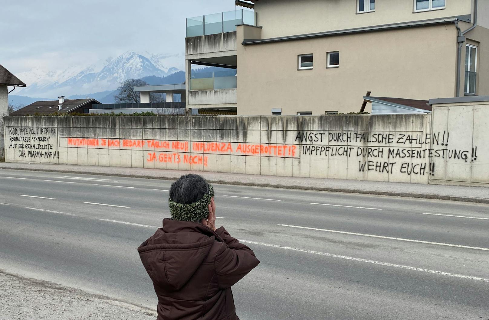 Eine Frau kann beim Anblick des Graffitis nur die Hände zusammenschlagen.&nbsp;