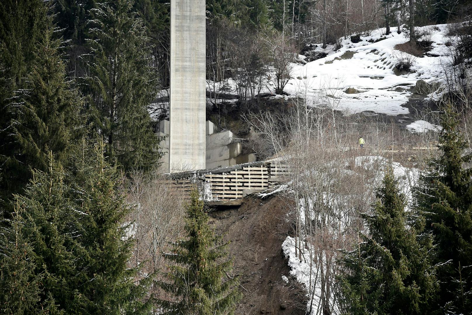 Eine Brücke der Tauernautobahn droht nach einem Murenabgang einzustürzen.