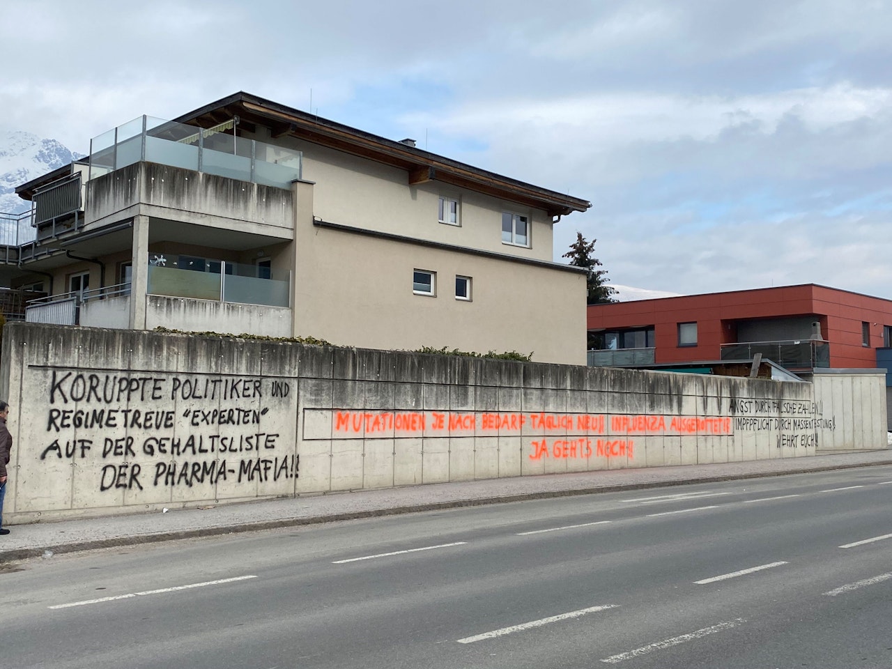 Heute.at - Corona-Graffiti schockiert in Problem-Bezirk Schwaz