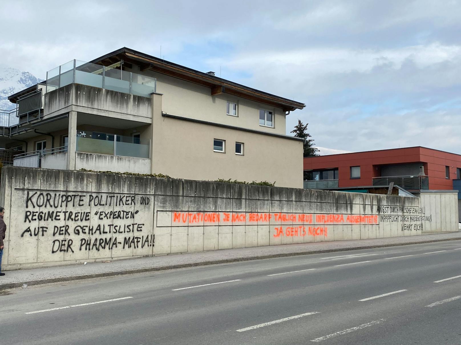 Corona-Graffiti schockiert in Problem-Bezirk Schwaz