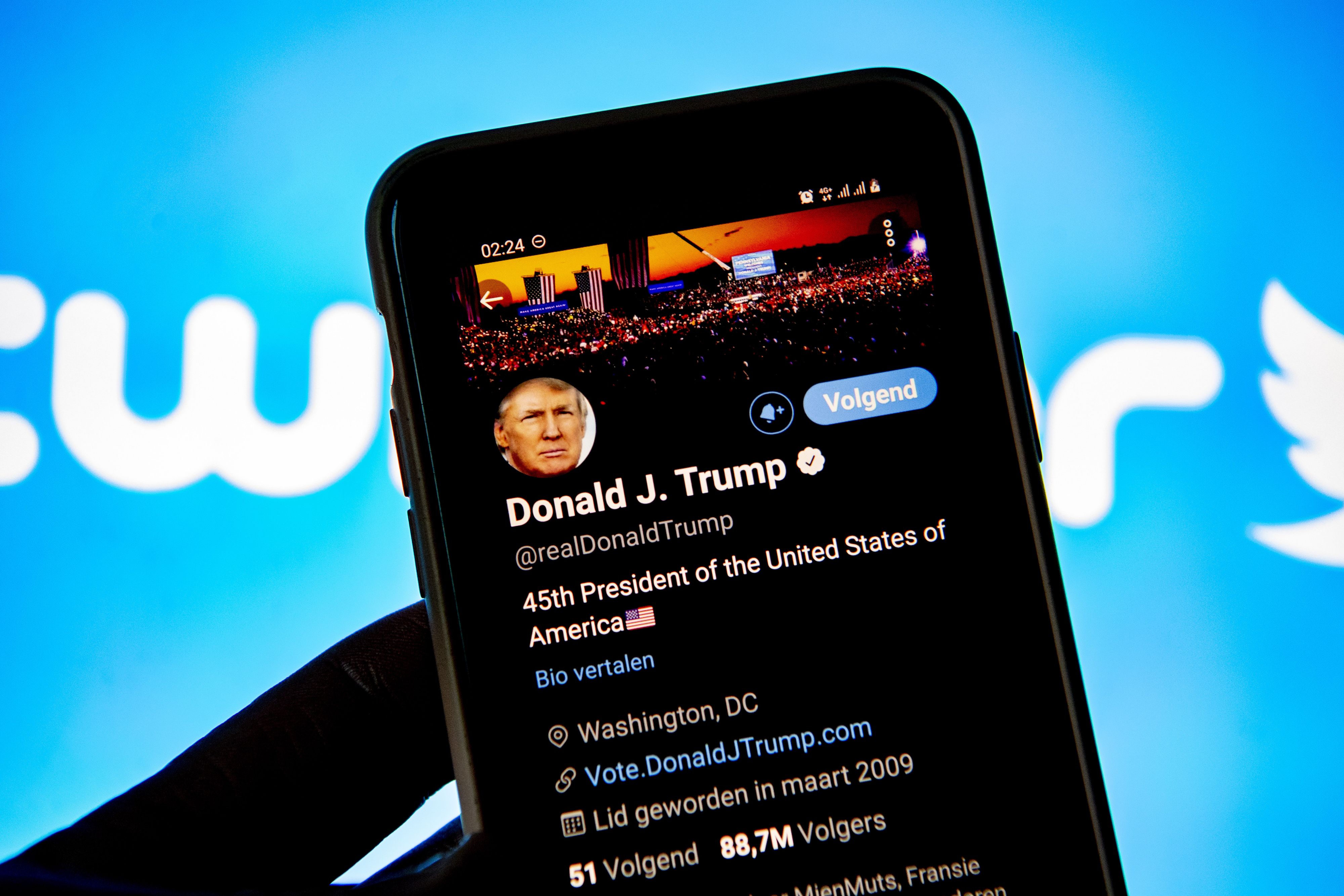 Twitter has blocked the account of US President Donald Trump for the second time within days. This time it is a permanent ban. Trump banned from Twitter forever for "risk of inciting violence," ROBIN UTRECHT. - 20210109_PD12936 - Rechteinfo: Rights Managed (RM)