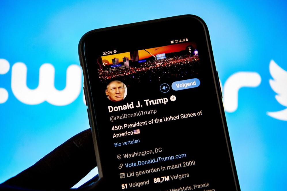 <a href=https://www.heute.at/s/plant-trump-nach-twitter-aus-eigene-online-plattform-100121997>Twitter</a> sieht für den von der Plattform verbannten Ex-Präsidenten Donald Trump keinen Weg zurück.