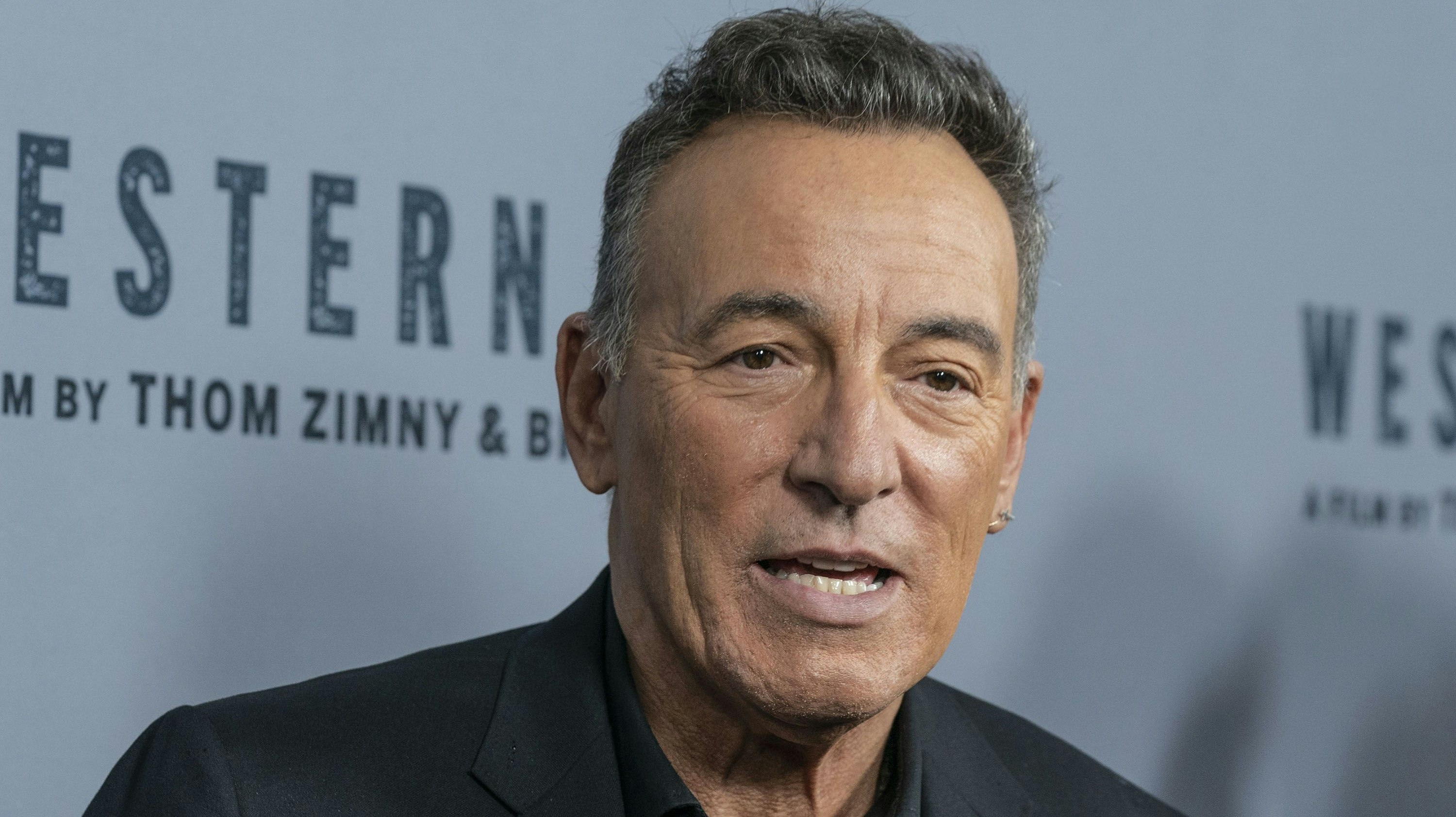 <strong>Springsteen</strong> zeigt sich einsichtig und bekennt sich vor Gericht schuldig, in einer Sperrzone verbotenerweise zur Flasche gegriffen zu haben.<br>