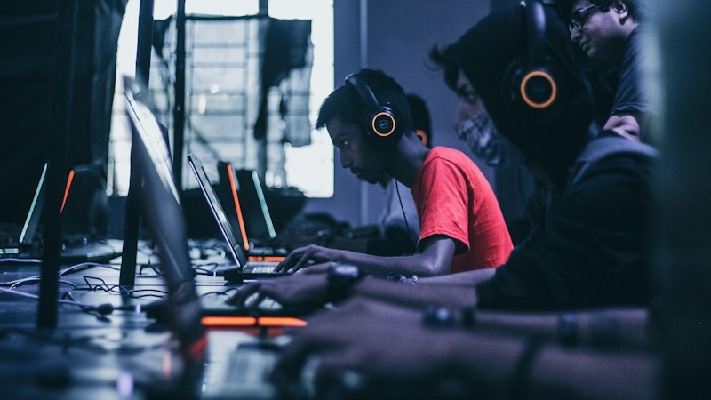 Nach acht Stunden Homeoffice noch drei Stunden gamen? Wer hier nicht regelmäßig Bewegung reinbringt oder die Muskeln anderweitig entlastet, muss langfristig mit Problemen rechnen.