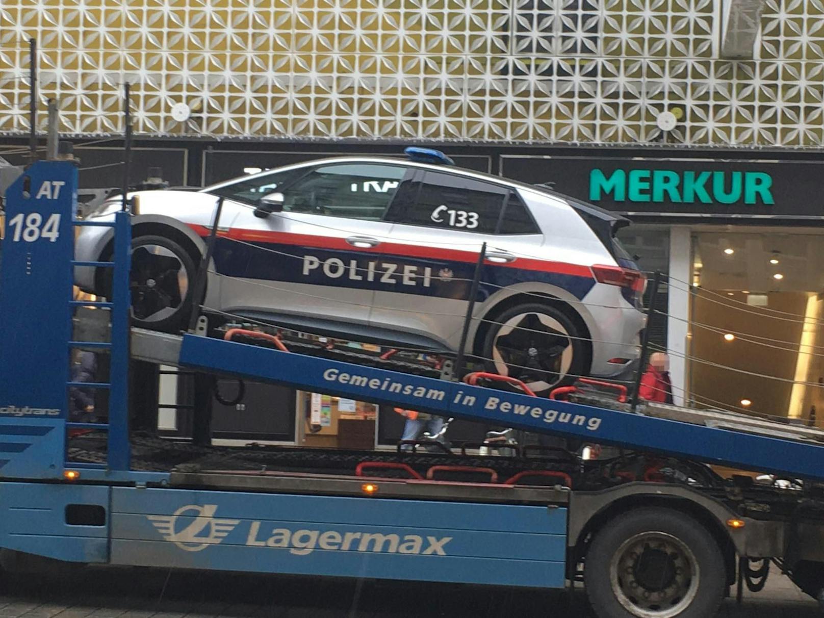 Das E-Polizeiauto wurde auf der Mariahilfer Straße aufgeladen und abtransportiert.