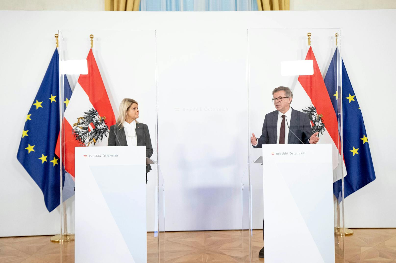 Verteidigungsministerin Klaudia Tanner (ÖVP) und Gesundheitsminister Rudolf Anschober (Grüne) bei einem gemeinsamen Pressefoyer im Anschluss an den Ministerrat am 10. Februar 2021.