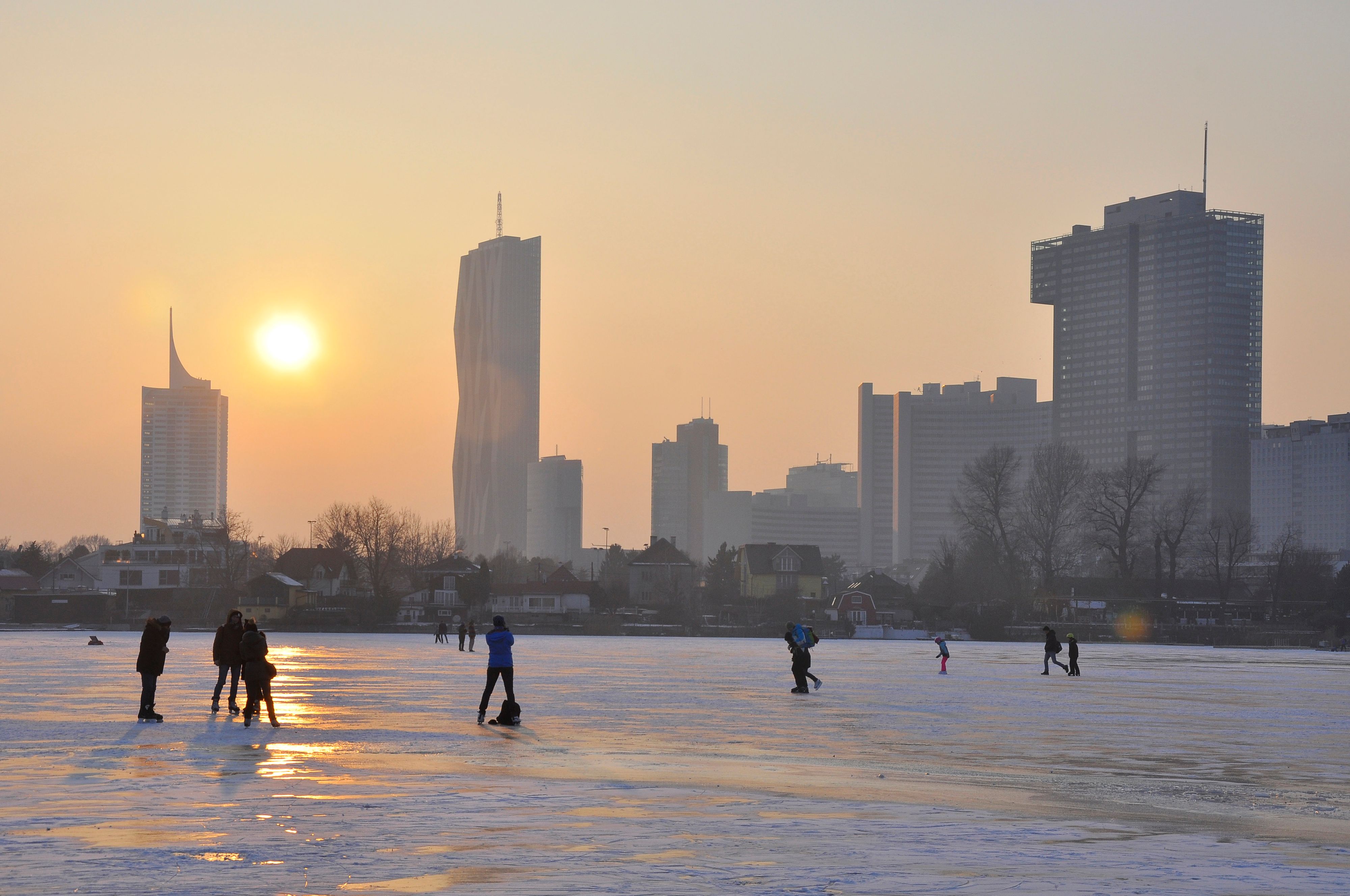 Eislaufen auf der Alten Donau. Sie war zuletzt 2018 richtig zugefroren. Archivbild.