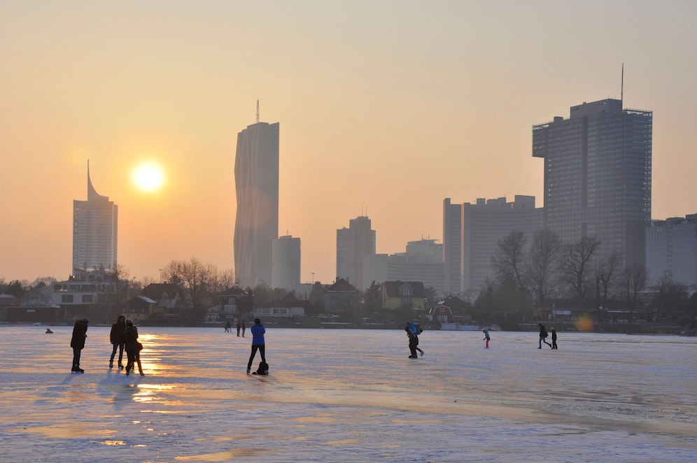 Eislaufen auf der Alten Donau. Sie war zuletzt 2018 richtig zugefroren. (Archivbild)