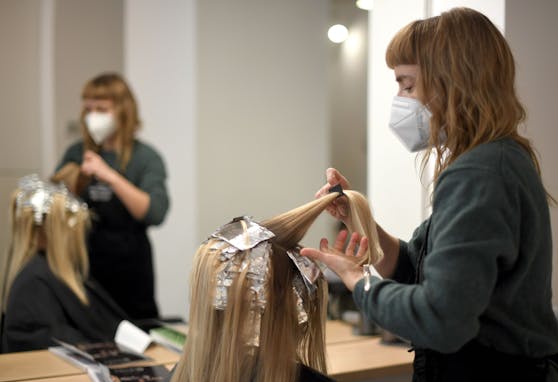 Friseure dürfen seit 8. Februar 2021 wieder ihre Geschäfte öffnen. Symbolbild
