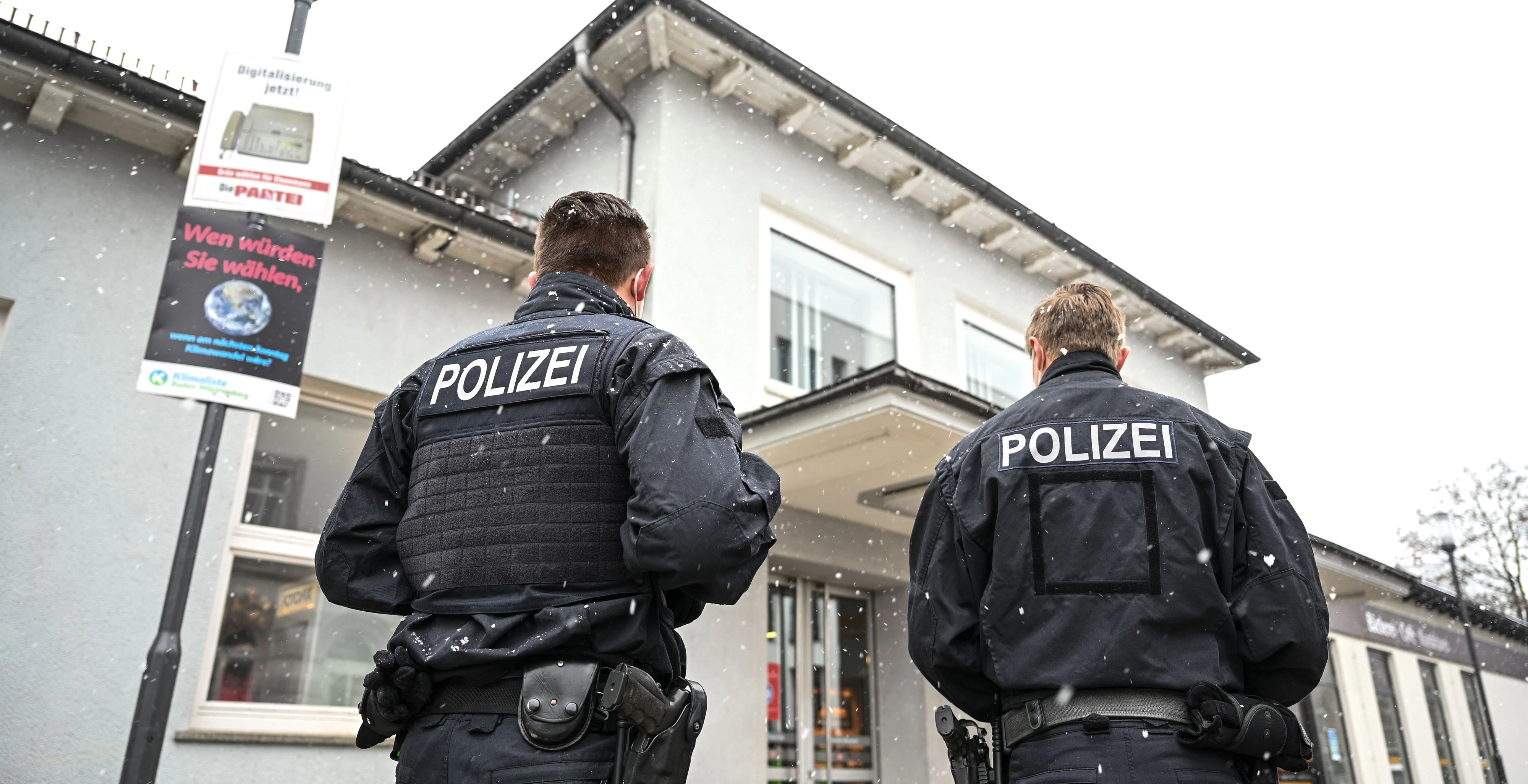 Download von www.picturedesk.com am 11.02.2021 (15:58).  10 February 2021, Baden-Wuerttemberg, Ravensburg: Two police officers stand in front of the station building after the killing of a 62-year-old woman. The evening before, the 62-year-old woman had been found lifeless in front of the station by a passer-by. (to dpa "Woman found dead at Ravensburg train station") Photo: Felix Kästle/dpa - 20210210_PD5142 - Rechteinfo: Rights Managed (RM)