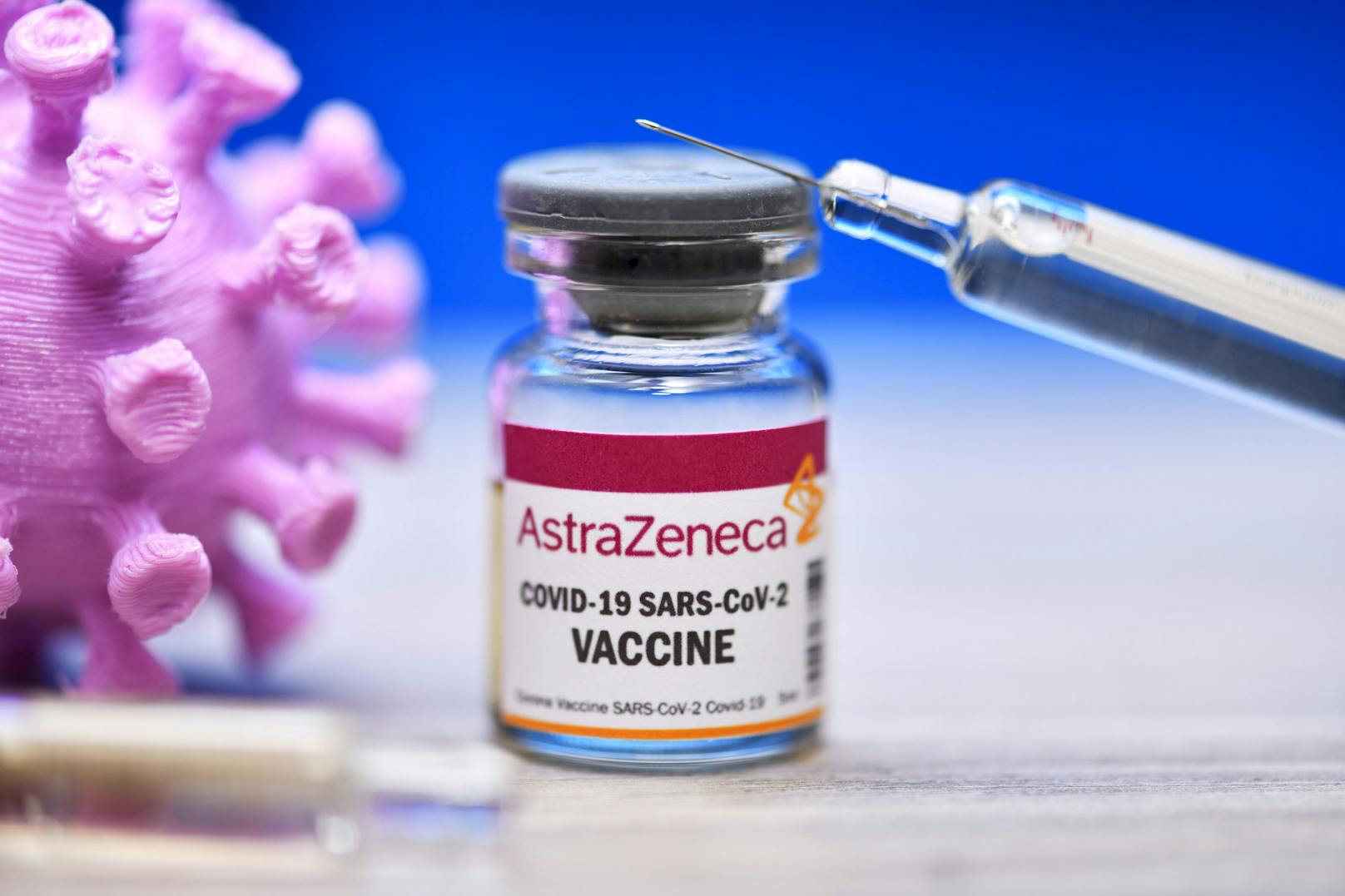 Viele Mitarbeiter von mobilen Pflegediensten und Krankenhausmitarbeiter reagierten auf eine Impfung mit AstraZeneca.