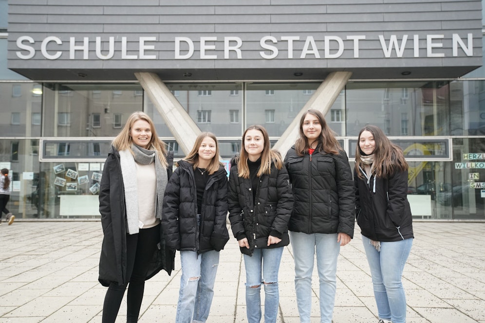 Nur fürs Foto ganz kurz zusammen gestellt: Lehrerin Zingl mit den Schülerinnen Miriam, Xenia, Rebecca und Aleyna.