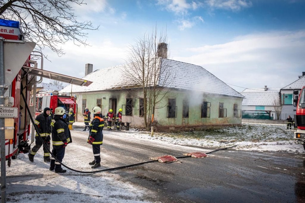 Großeinsatz bei Wohnhausbrand