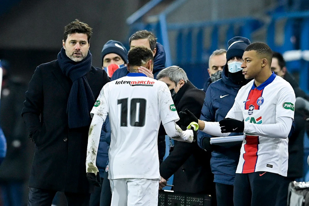 Neymar verlässt den Platz unter Schmerzen, wird von Kylian Mbappe getröstet.
