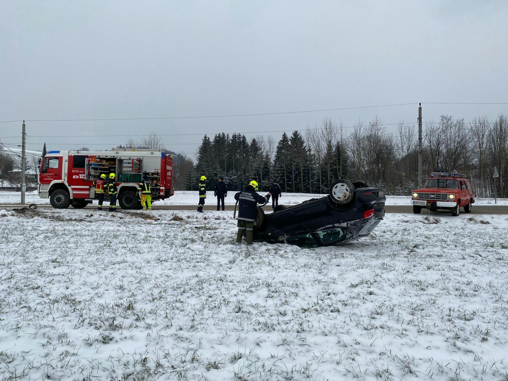 Nach Pkw-Salto am Dach in der Wiese gelandet