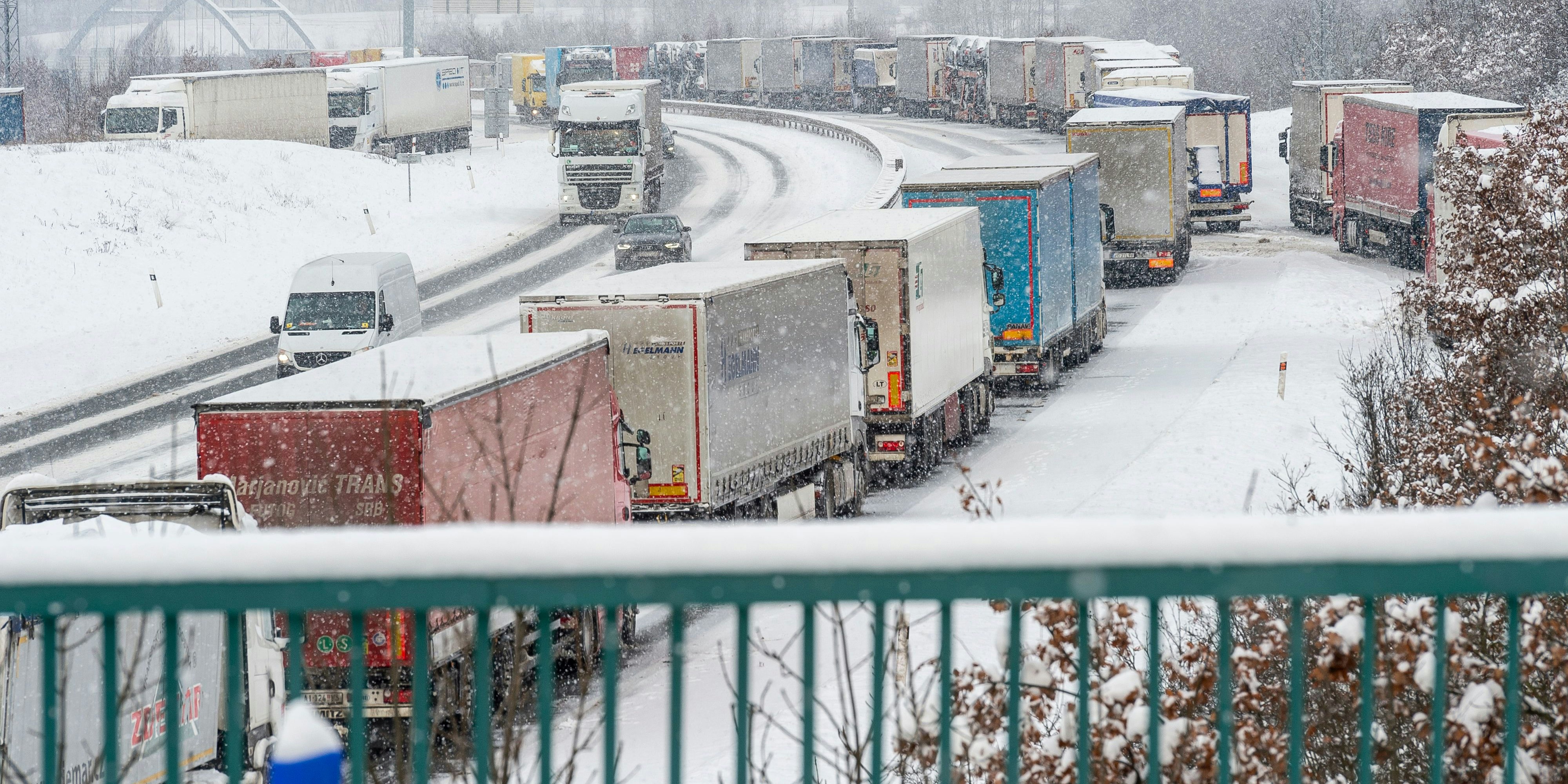 Stau an der Grenze bei Usti nad Labem: Tschechien stellt drei Bezirke unter Quarantäne.