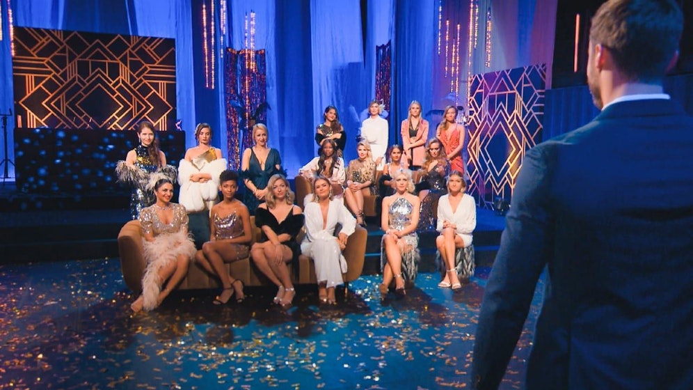 Eine dieser Damen meint es nicht ganz ernst mit dem Bachelor.