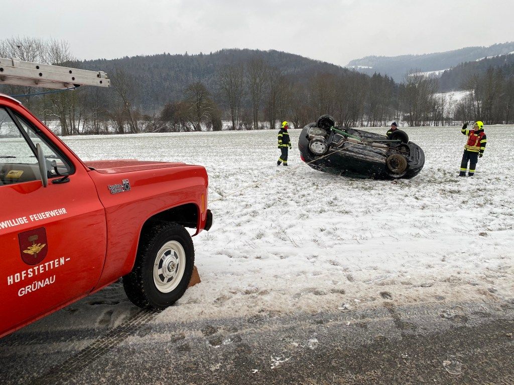 Die Feuerwehr holten den Wagen aus der Wiese.