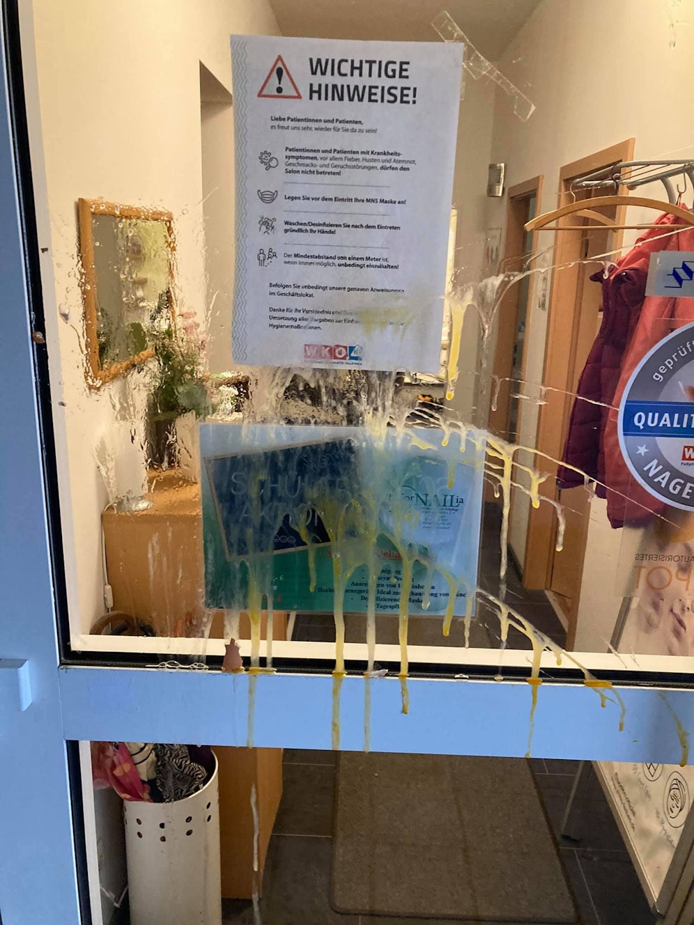 Jugendliche warfen mehrere Eier gegen die Glastür.