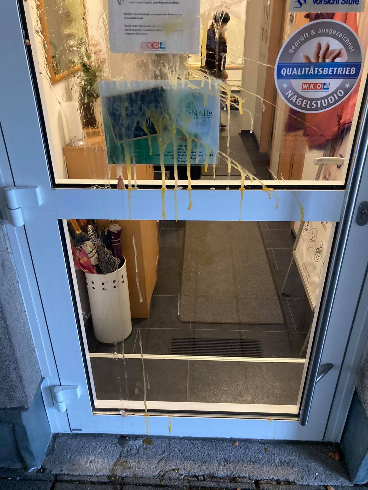 Immer wieder rannten die Burschen am Geschäft vorbei.