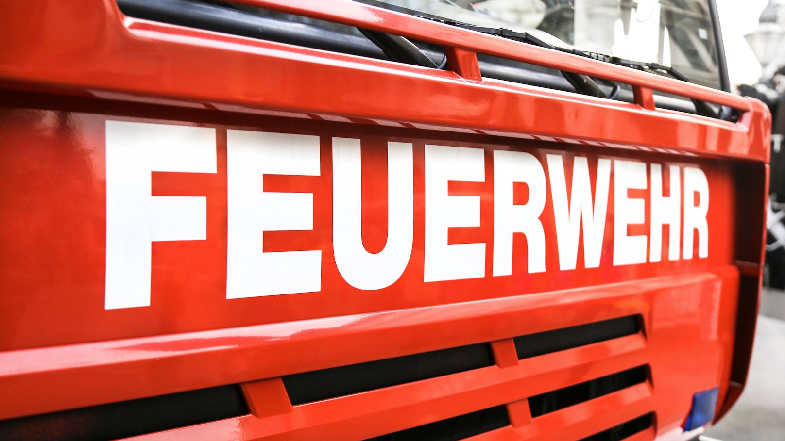 Ein 61-jähriger Mann ist Freitagmittag in Braunau unter einem Kleintransporter eingeklemmt worden.