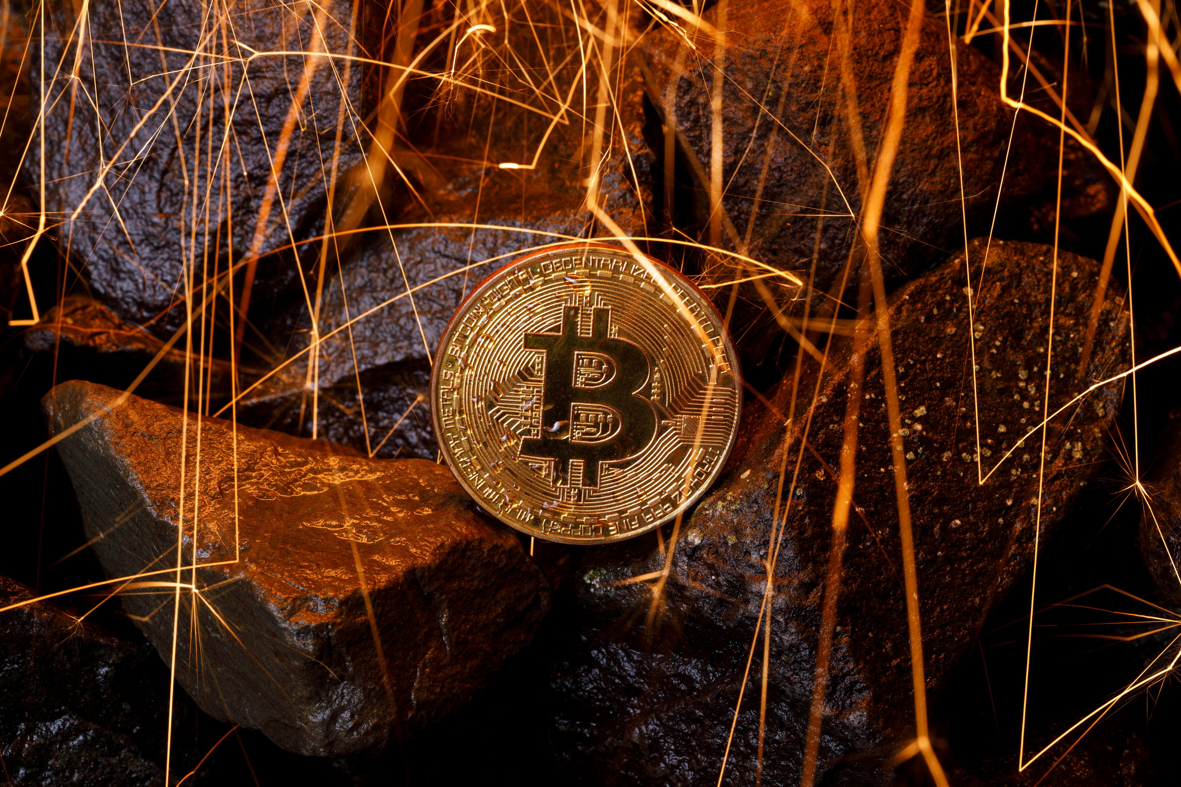 The price of the cryptocurrency Bitcoin is approaching a record high. The course of the digital speculative currency climbed on the Bitcoin trading exchange Bitstamp on Friday to 18,760 US dollars at times. The payment service provider PayPal has also announced that it will allow Bitcoin as a payment method for transactions in the future. 