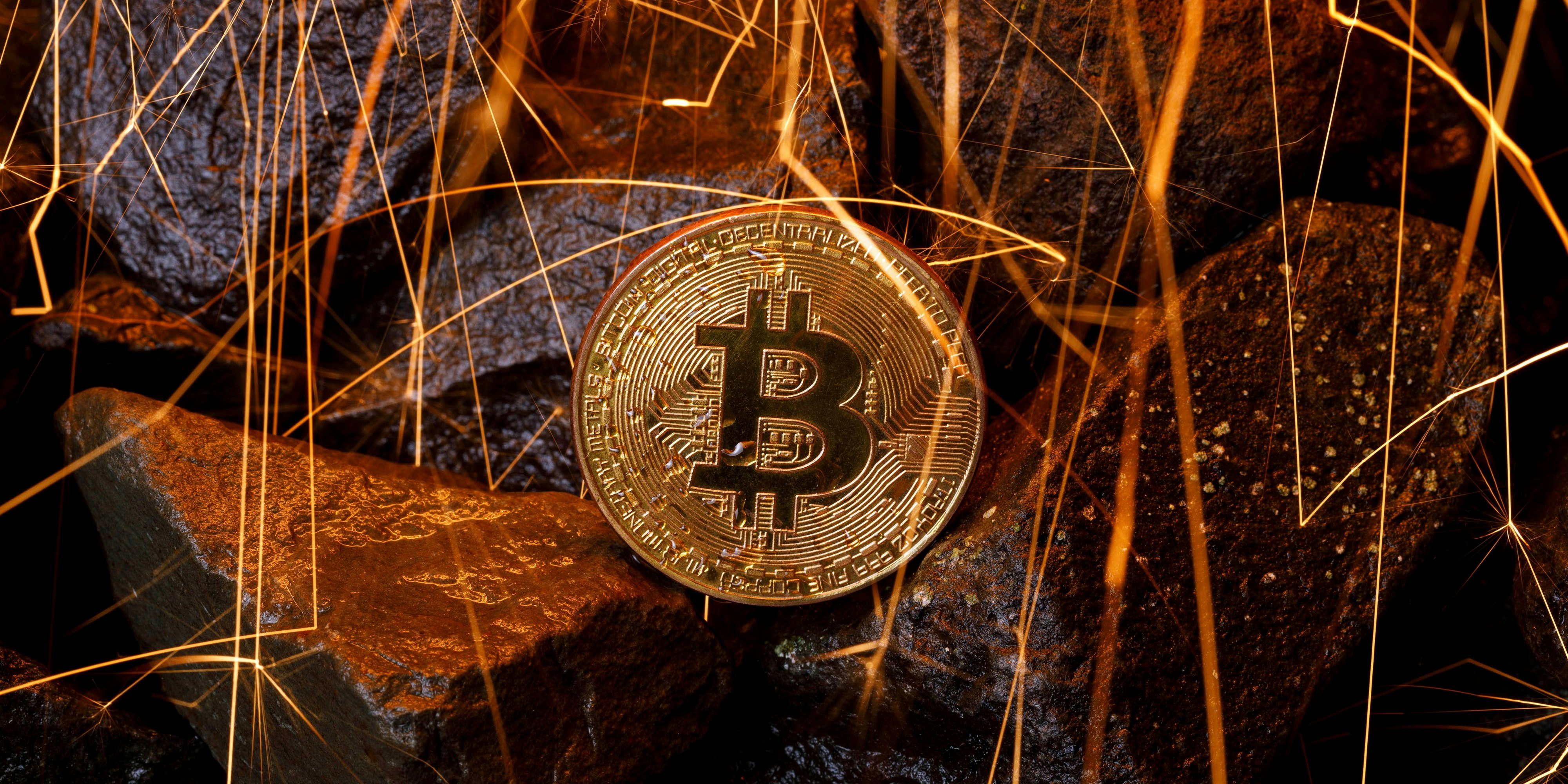 The price of the cryptocurrency Bitcoin is approaching a record high. The course of the digital speculative currency climbed on the Bitcoin trading exchange Bitstamp on Friday to 18,760 US dollars at times. The payment service provider PayPal has also announced that it will allow Bitcoin as a payment method for transactions in the future. 