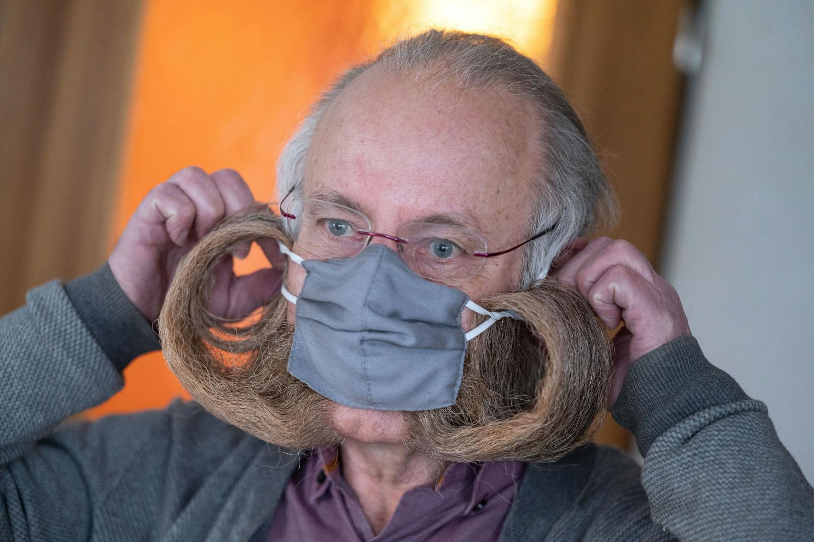 Wenn es plötzlich heißt, mit Bart schützen die Masken nicht, aber der Bart dich als Mensch ausmacht.