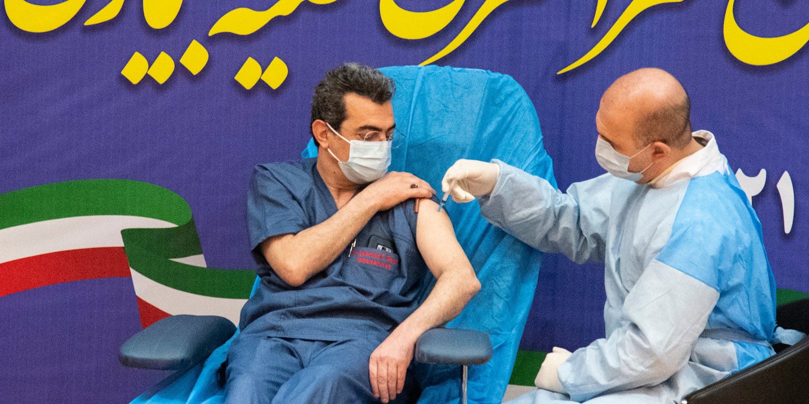 Ein Krankenhausmitarbeiter wird im Iran mit dem russischen "Sputnik V"-Impfstoff geimpft.