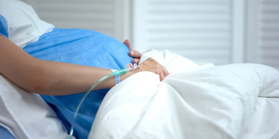 Eine Schweizerin wollte vergangene Woche ihr drittes Kind gebären. Dazu müsse sie sich einem Coronatest unterziehen, sagte die Hebamme vor Ort. Die 30-Jährige fürchtete sich aber vor dem Nasentest und weigerte sich. Das Spital bestand aber auf den Test und empfahl eine Hausgeburt. (Symbolfoto)