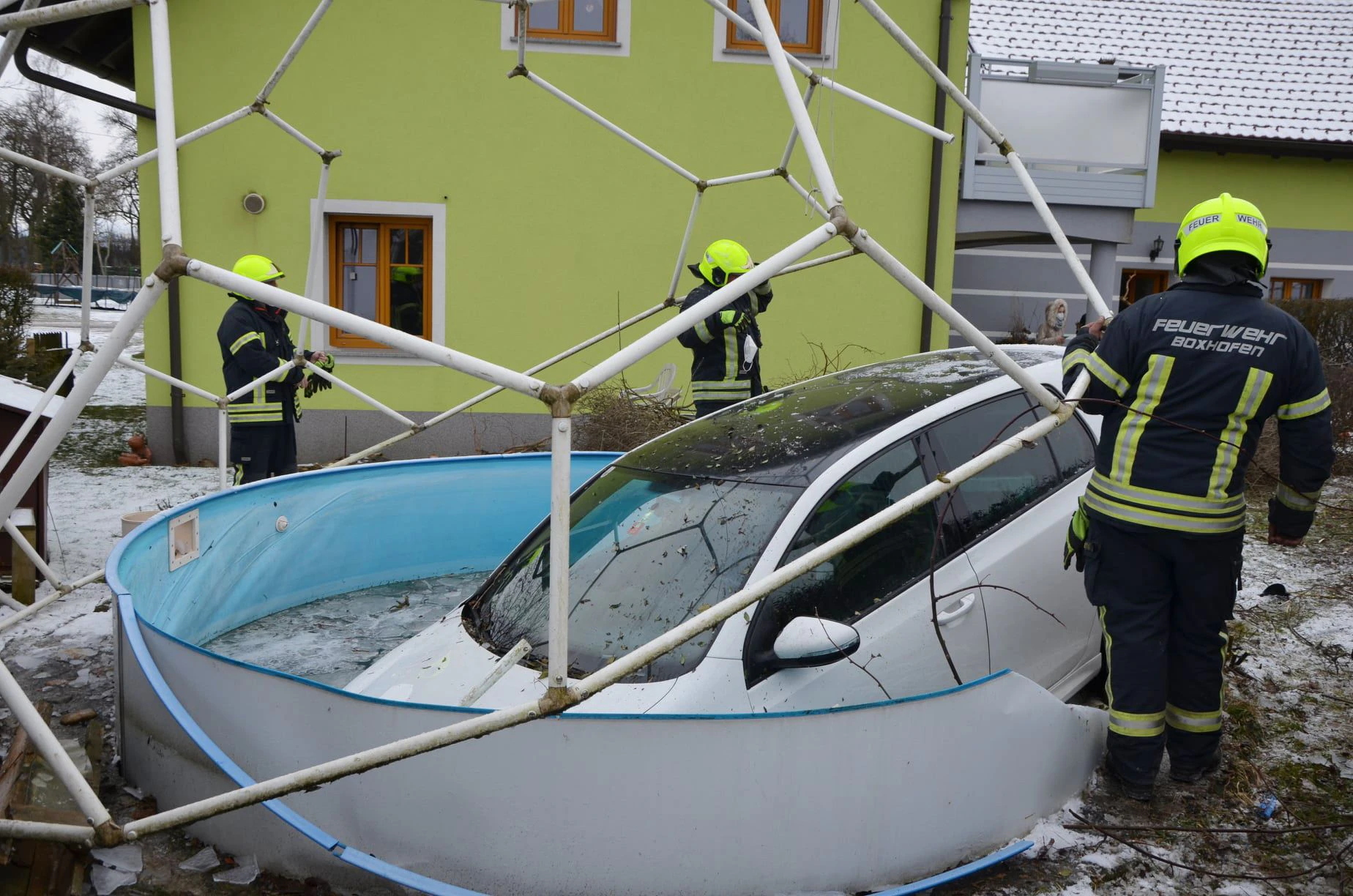 Auto landete in Swimming-Pool