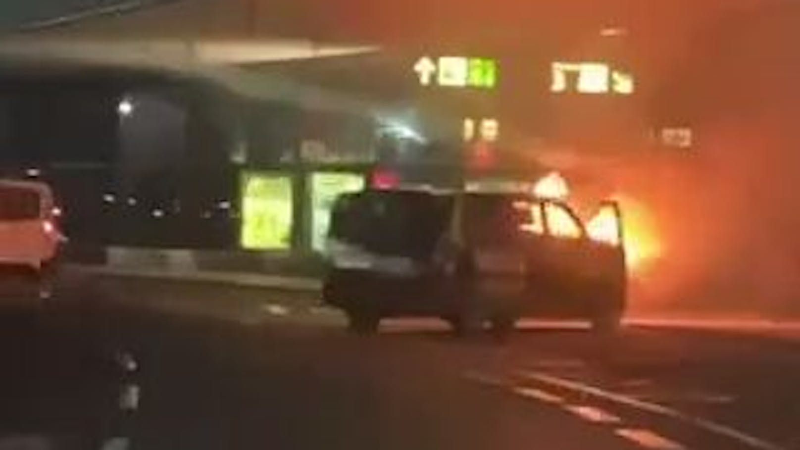 Der Mercedes Vito fing beim Flughafen Wien an zu brennen