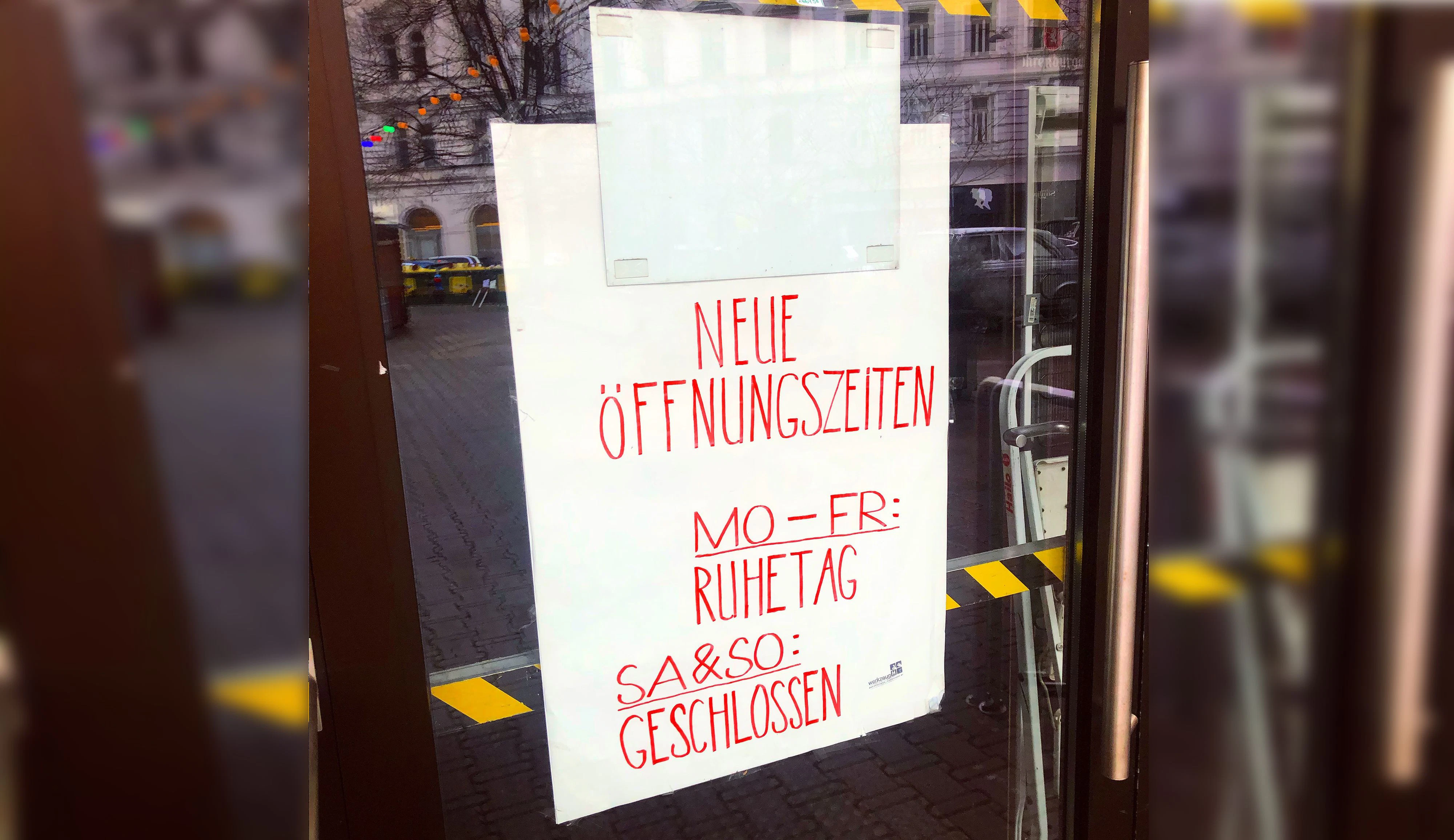 Auf einem Schild sind die neuen Öffnungszeiten angeführt.