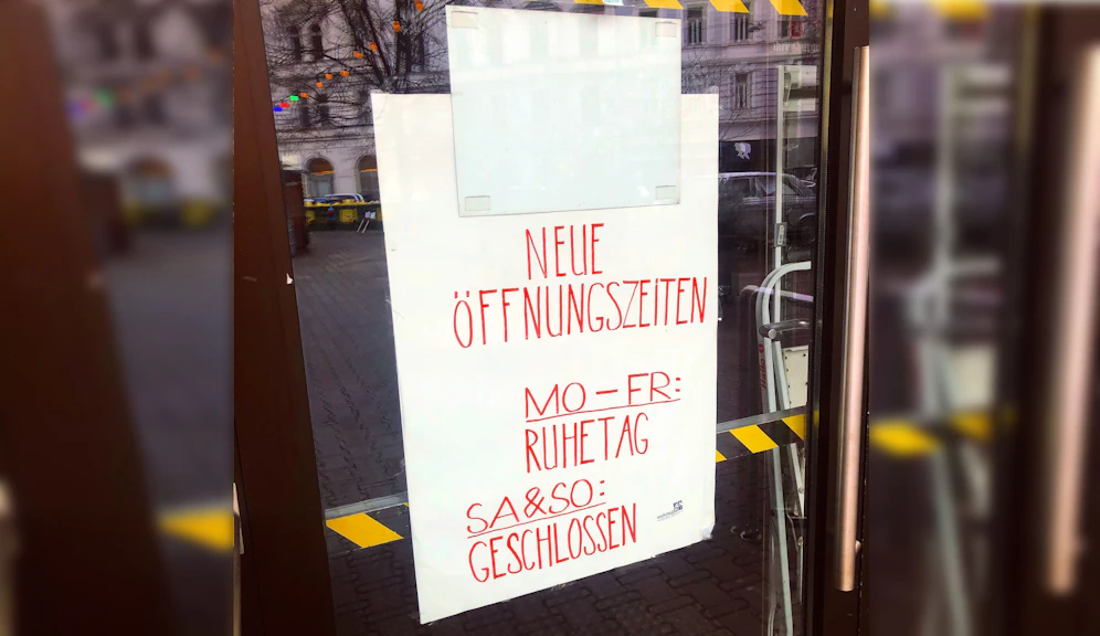 Auf einem Schild sind die neuen Öffnungszeiten angeführt.