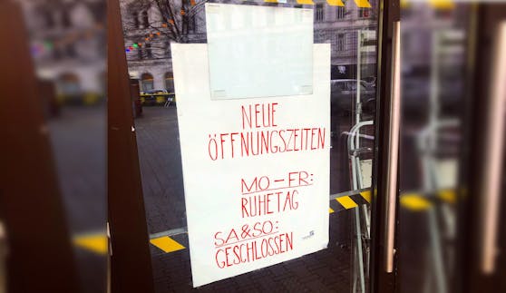 Auf einem Schild sind die neuen Öffnungszeiten angeführt.