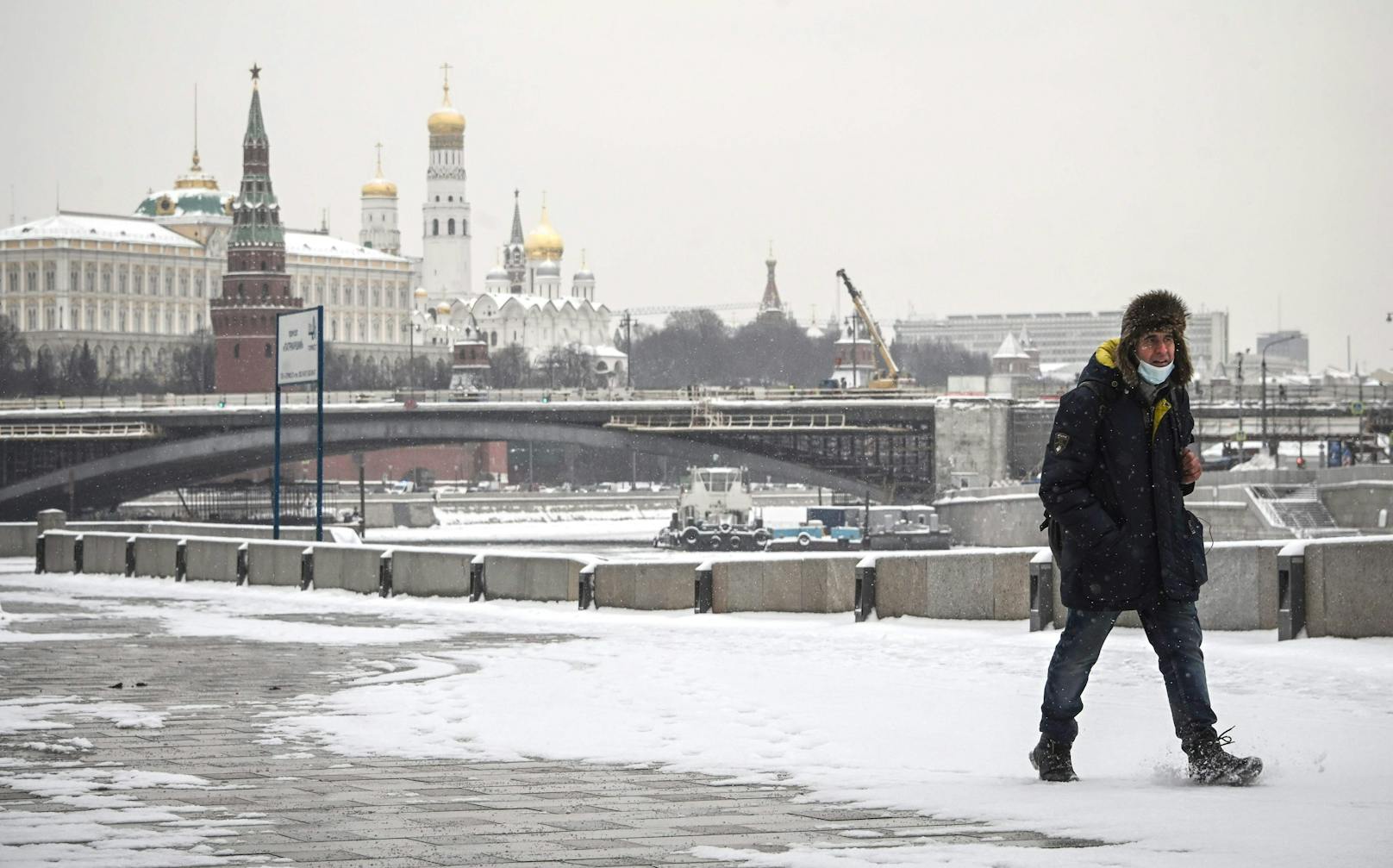 Es werde mit 40 Zentimetern Neuschnee in der russischen Hauptstadt gerechnet.