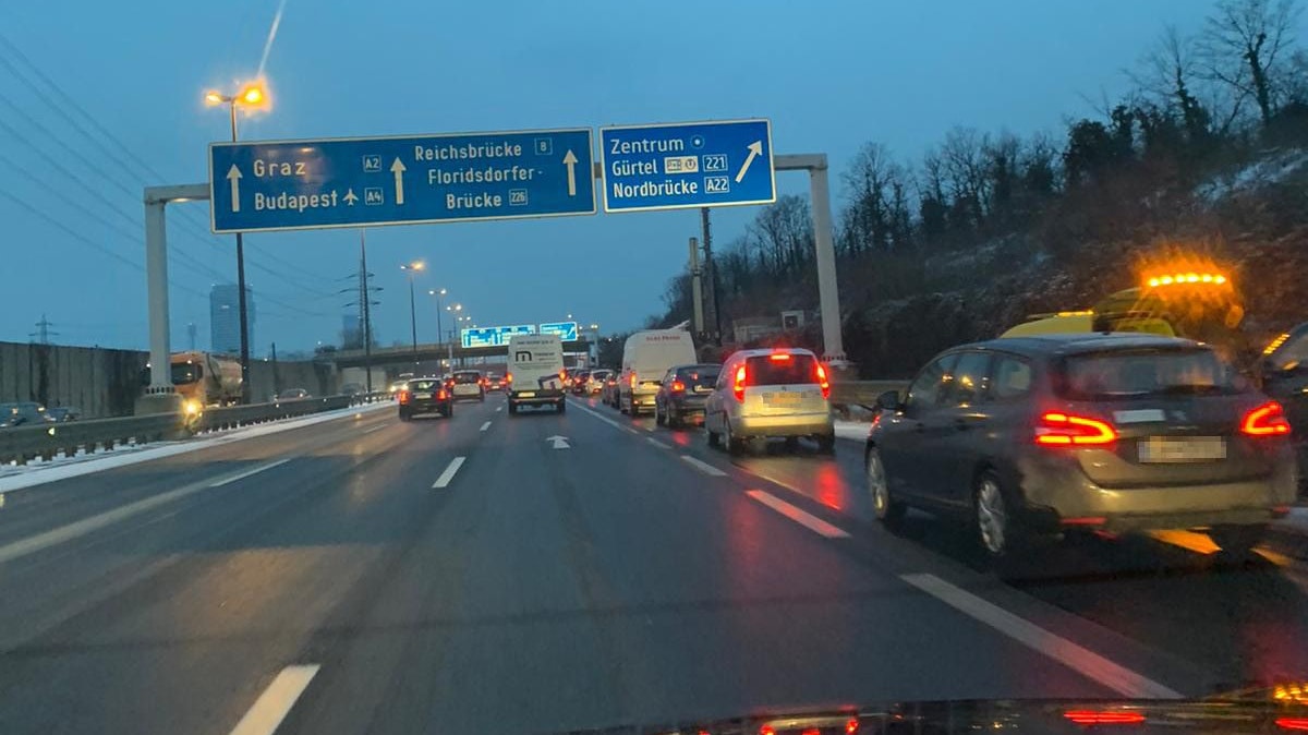 Stau auf der Nordbrücke in den frühen Morgenstunden