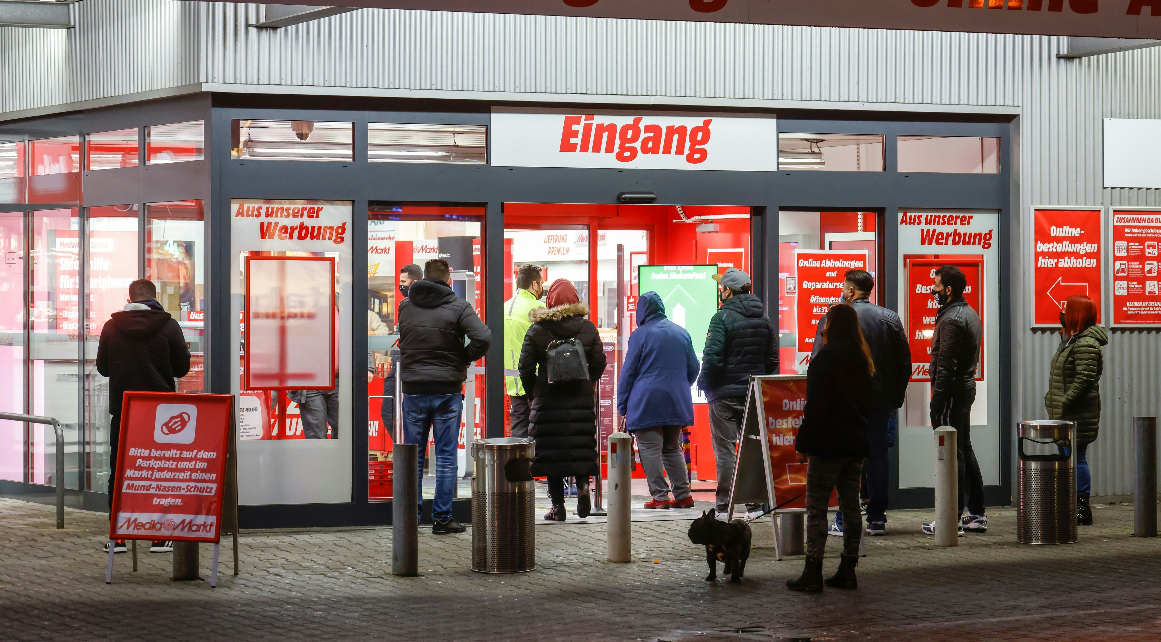 Download von www.picturedesk.com am 11.02.2021 (15:18).  Essen, Ruhrgebiet, Nordrhein-Westfalen, Deutschland - Einzelhandel in Zeiten der Coronakrise beim zweiten Lockdown am Tag vor Heiligabend, die Geschaefte sind geschlossen, aber bieten teilweise Abholstationen, MediaMarkt Kunden holen online bestellte Ware ab. 00X201223D022CARO [MODEL RELEASE: NO, PROPERTY RELEASE: NO (c) caro images / Rupert Oberhaeuser - 20201223_PD9996 - Rechteinfo: Rights Managed (RM)