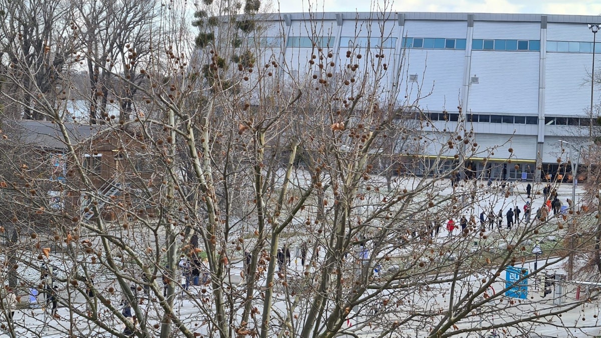 Die Menschen standen sogar bis zur Straße an.